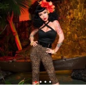 Deadly dames. Leopard cheetah print capris